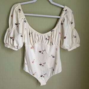 Free People Play Date Bodysuit. Cream floral. Ruched bust, puffed sleeve Size S